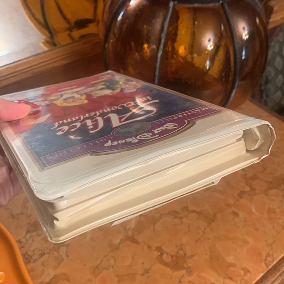 Disney's Alice in Wonderland VHS - Picture 4 of 7